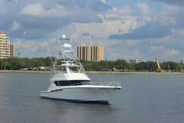 Hatteras 60 Convertible Yacht For Sale