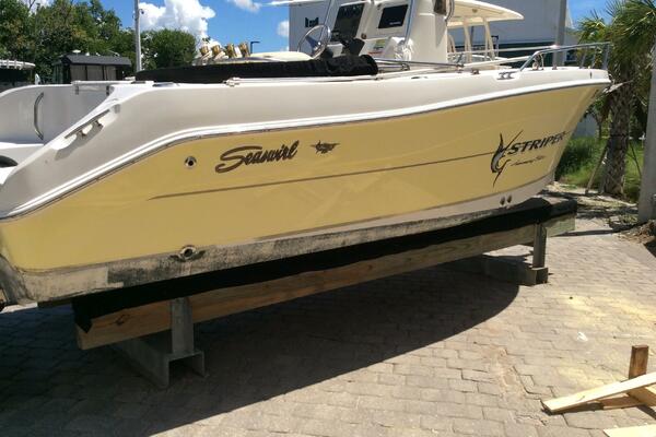 21ft Seaswirl Striper Yacht For Sale