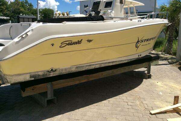 Photo of the 2005 Seaswirl Striper 