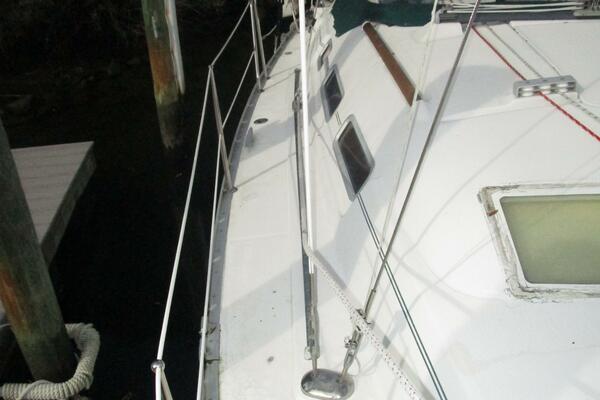 37' Beneteau starboard side deck1