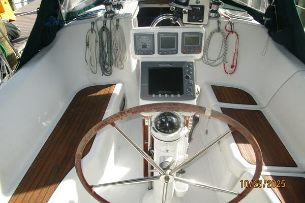 37' Beneteau cockpit helm1