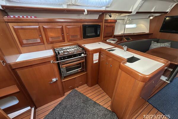 37' Beneteau galley1