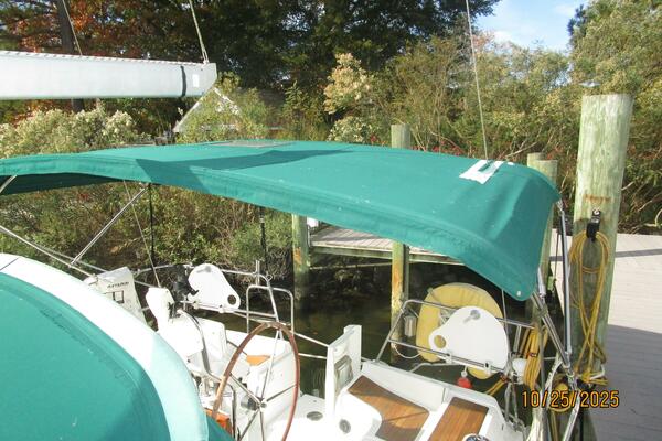 37' Beneteau bimini1