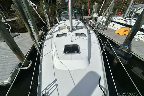 37' Beneteau foredeck aft
