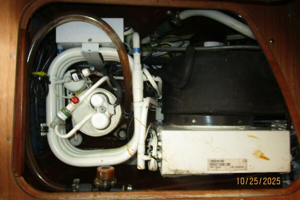 37' Beneteau air conditioning system