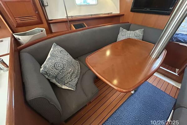 37' Beneteau salon port seating1