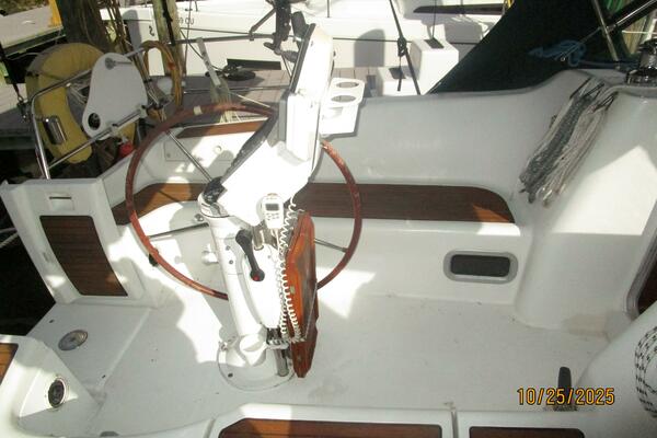 37' Beneteau cockpit port