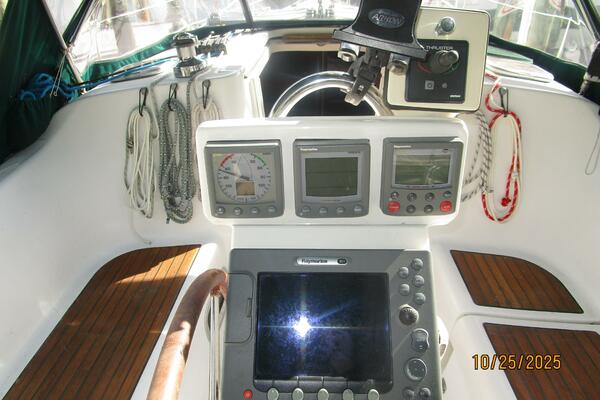 37' Beneteau cockpit helm3