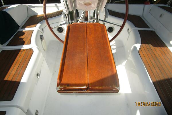 37' Beneteau cockpit table1