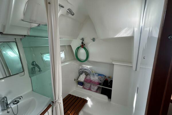 37' Beneteau shower