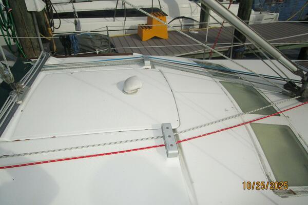 37' Beneteau lines leading aft