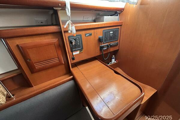 37' Beneteau nav station1