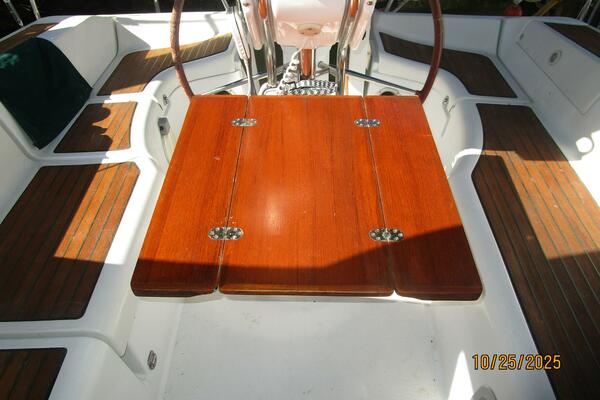 37' Beneteau cockpit table2