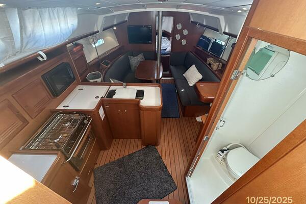 37' Beneteau salon forward