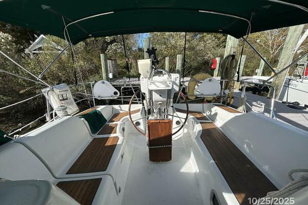37' Beneteau cockpit aft