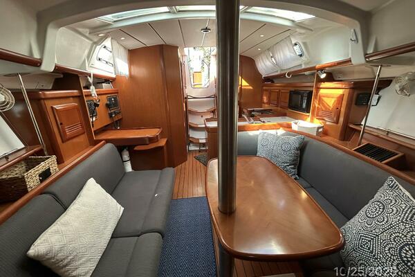 37' Beneteau salon aft