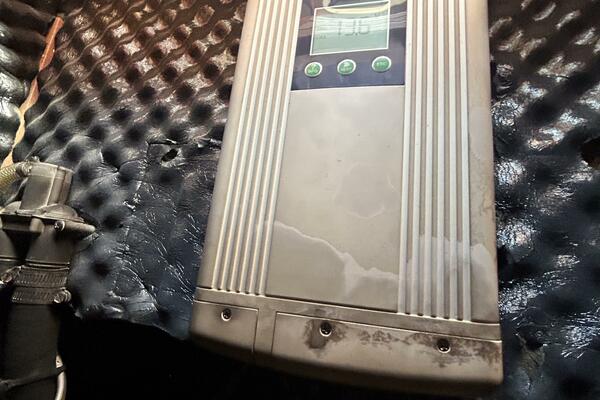 37' Beneteau battery charger