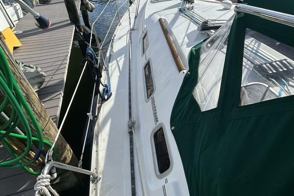 37' Beneteau port side deck2