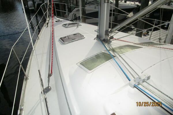 37' Beneteau foredeck3