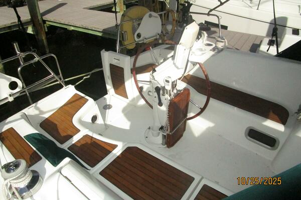 37' Beneteau cockpit2