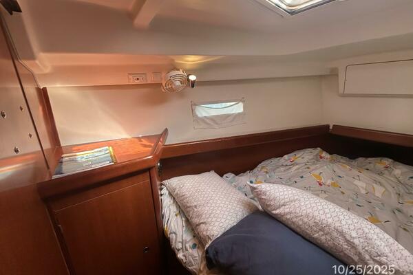 37' Beneteau forward stateroom port