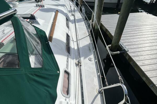 37' Beneteau starboard side deck2