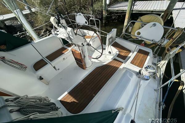37' Beneteau cockpit1