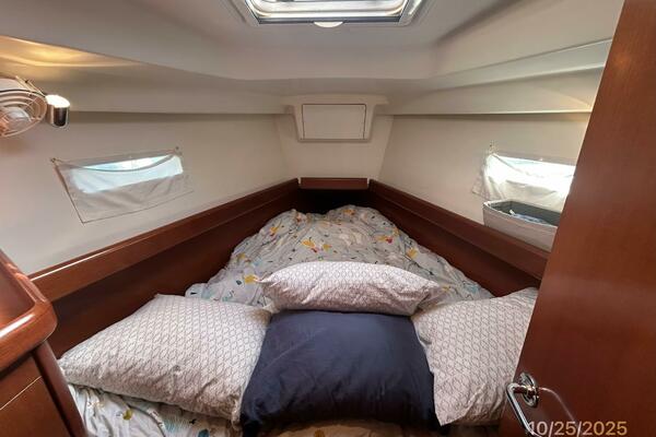 37' Beneteau forward stateroom