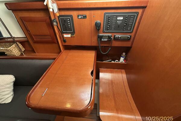 37' Beneteau nav station2