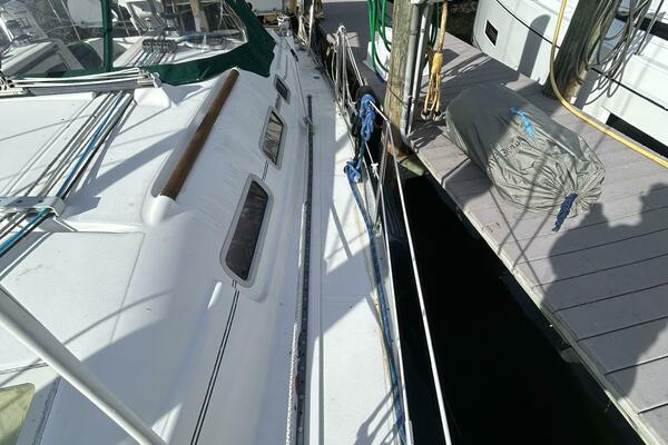 37' Beneteau port side deck1
