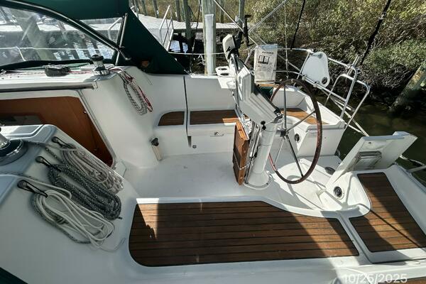 37' Beneteau cockpit starboard