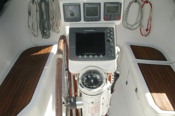 37' Beneteau cockpit helm2