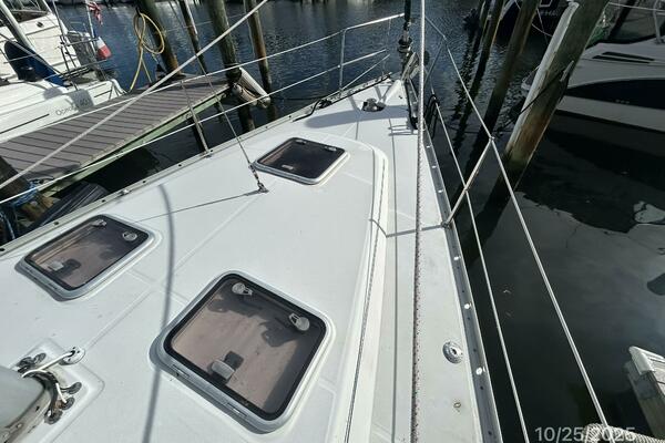 37' Beneteau foredeck2
