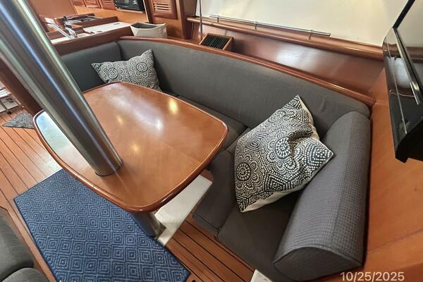 37' Beneteau salon port seating2