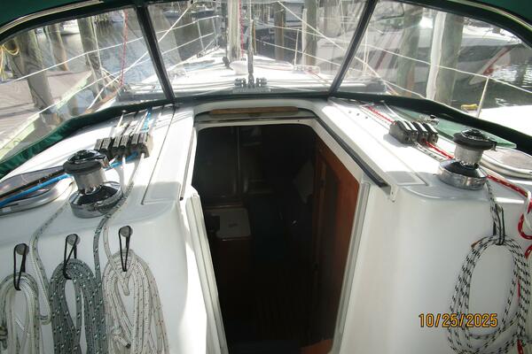 37' Beneteau cockpit forward2