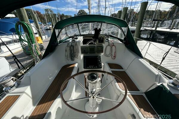 37' Beneteau cockpit forward1