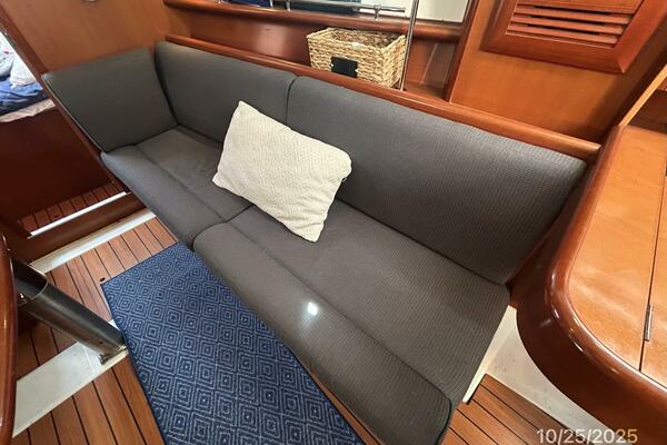 37' Beneteau salon starboard seating1