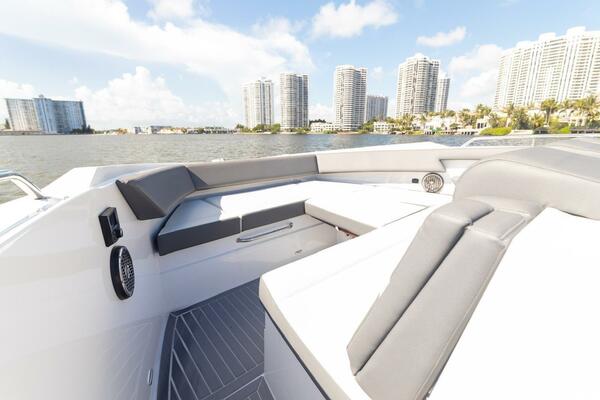 38ft Cruisers Yachts Yacht For Sale