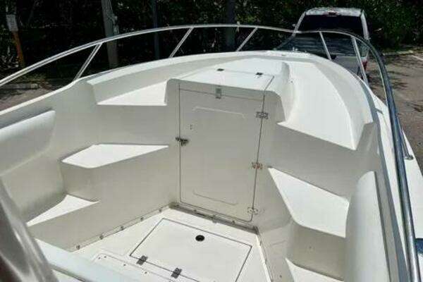 Photo of the 1994 Fountain 31 Center Console