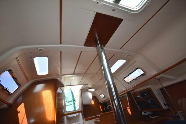 Vitality 32ft Beneteau Yacht For Sale