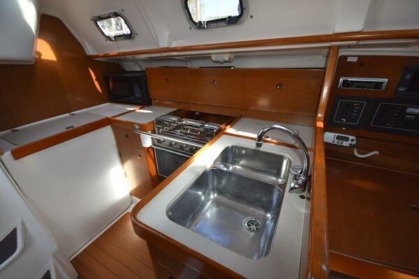 Vitality 32ft Beneteau Yacht For Sale