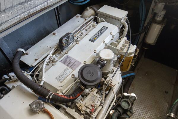 2000 40 Sea Ray 400 Sedan Bridge Silver Lining Engine Room (1)