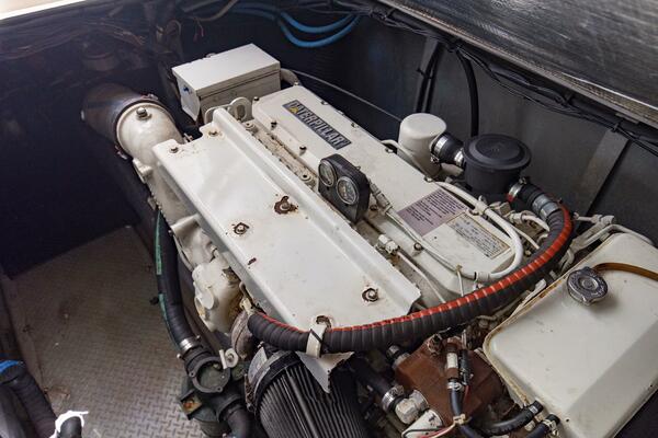 2000 40 Sea Ray 400 Sedan Bridge Silver Lining Engine Room (2)