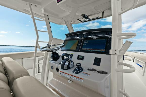 2019 Boston Whaler 380 Outrage 'Lima Kilo' - Helm