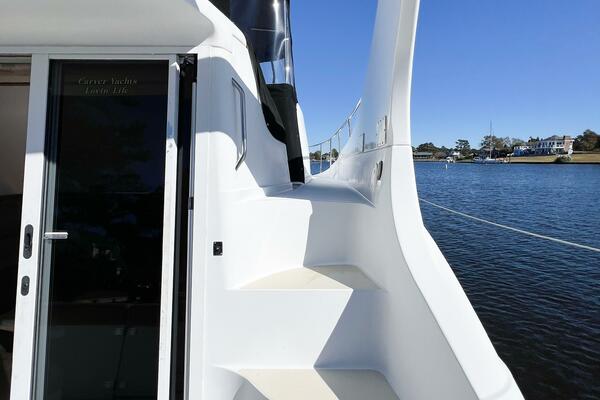 LOVIN  LIFE 35ft Carver Yacht For Sale