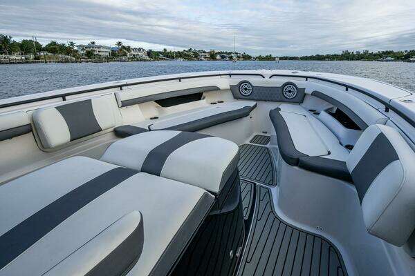 Tidewater 320 CC Yacht For Sale