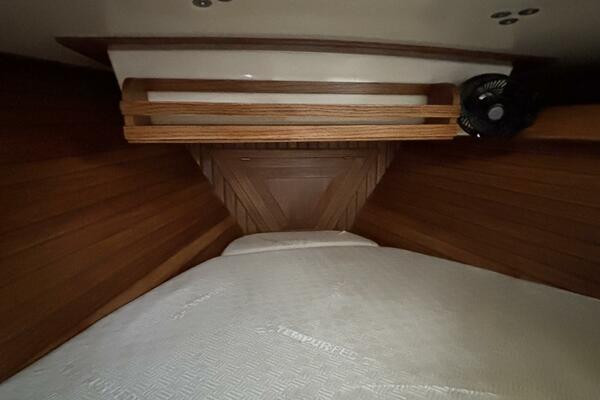 Vberth w/book shelf above