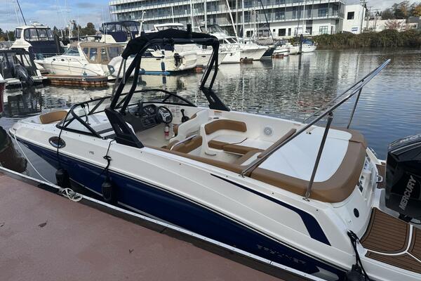 23ft Bayliner Yacht For Sale