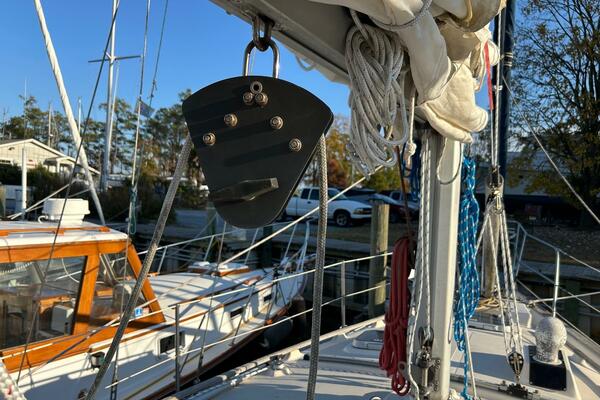 Jibe preventer main boom