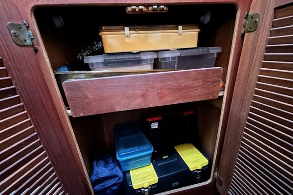 Quarter berth locker